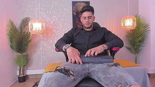 Snapshot of Colt_Perci chatting on January 2025 04:10:01 AM Colt Perci online show from January 2025 04:10:01 AM