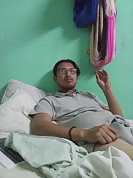 Andresguz35 online show from February 2026 05:23:01 AM