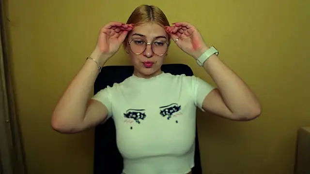 Snapshot of Luna_Lush_ chatting on January 2025 09:47:01 AM Luna Lush online show from January 2025 09:47:01 AM