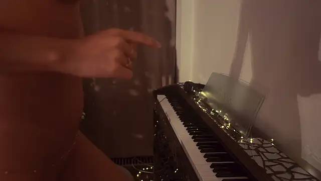 Snapshot of HeyBananas chatting on December 2024 10:44:02 PM HeyBananas online show from December 2024 10:44:02 PM