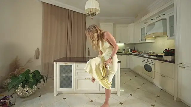 Snapshot of HeyBananas chatting on November 2025 06:12:01 PM HeyBananas online show from November 2025 06:12:01 PM