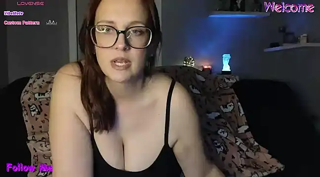 Snapshot of TheBustyHouseWife chatting on January 2025 03:53:01 AM TheBustyHouseWife online show from January 2025 03:53:01 AM