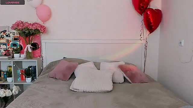 LittleKiitten online show from May 2026 02:32:01 PM