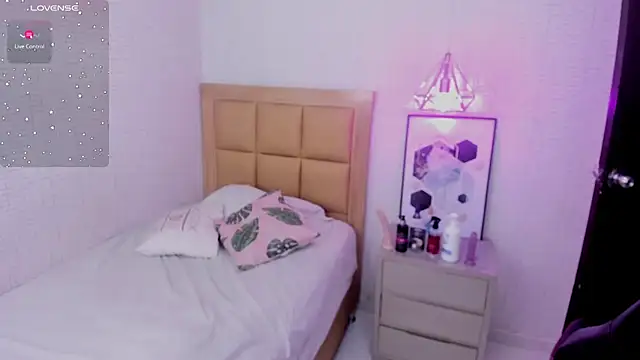 MAGNOLEROY online show from January 2025 07:43:01 PM