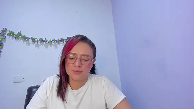 nicollee18 online show from February 2025 01:11:02 PM