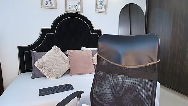 MaxxiCruz online show from September 2025 01:28:01 AM