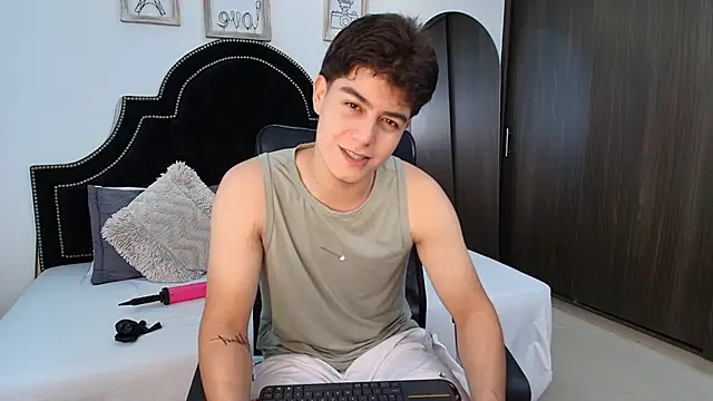 MaxxiCruz online show from September 2025 01:27:02 AM