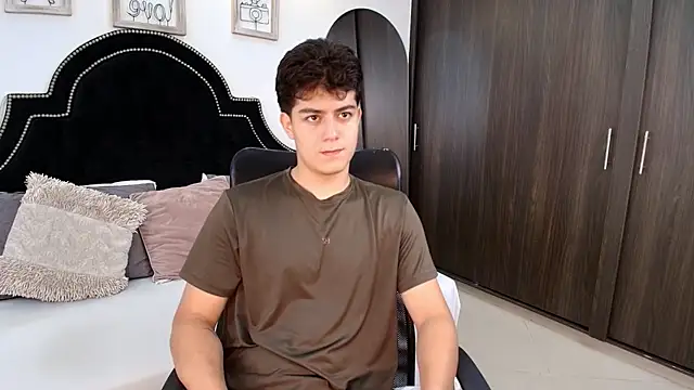 MaxxiCruz online show from September 2025 12:12:01 AM