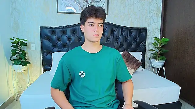 MaxxiCruz online show from October 2025 03:49:01 AM