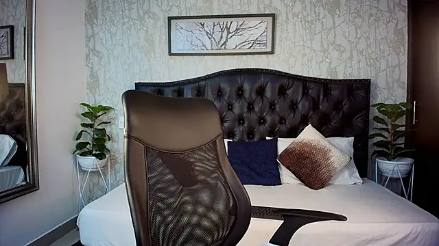 MaxxiCruz online show from October 2025 04:01:02 AM