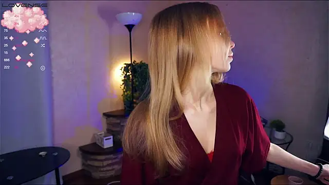 Snapshot of LynetBurby chatting on December 2024 07:18:01 PM LynetBurby online show from December 2024 07:18:01 PM