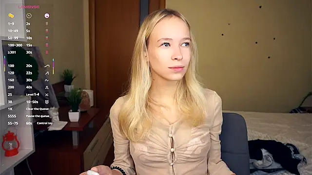 Snapshot of LynetBurby chatting on October 2025 03:35:02 PM LynetBurby online show from October 2025 03:35:02 PM