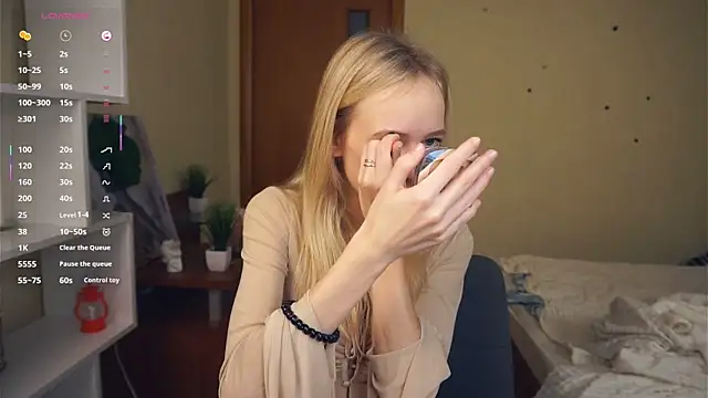 Snapshot of LynetBurby chatting on October 2025 02:27:02 PM LynetBurby online show from October 2025 02:27:02 PM