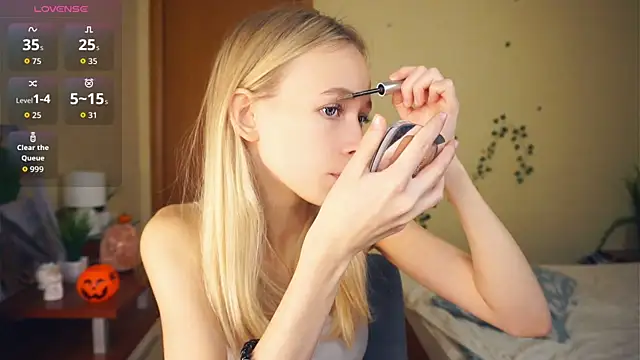 Snapshot of LynetBurby chatting on October 2025 02:10:01 PM LynetBurby online show from October 2025 02:10:01 PM