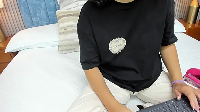 pretty sunlight  online show from October 2025 01:34:01 AM