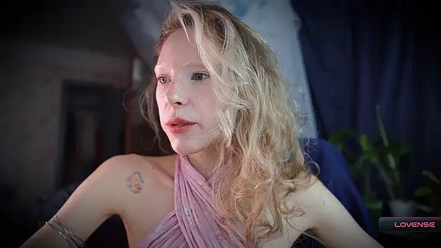 Snapshot of _Phantom_thread_ chatting on November 2025 09:20:02 AM Phantom thread online show from November 2025 09:20:02 AM