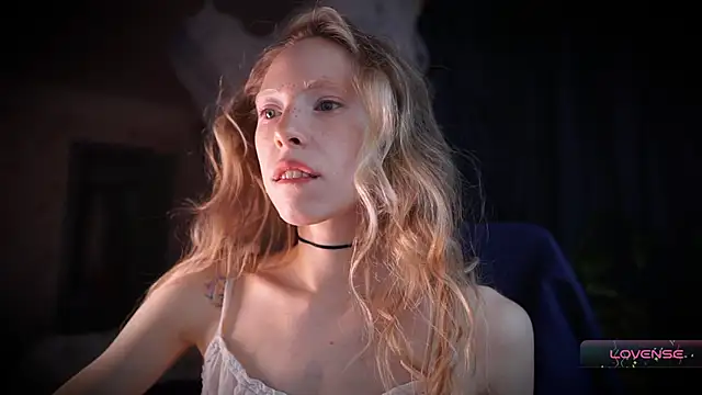 Snapshot of _Phantom_thread_ chatting on December 2025 10:24:01 AM Phantom thread online show from December 2025 10:24:01 AM