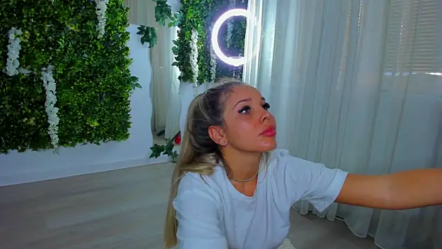 Snapshot of VivienCarter chatting on September 2025 02:50:02 PM VivienCarter online show from September 2025 02:50:02 PM