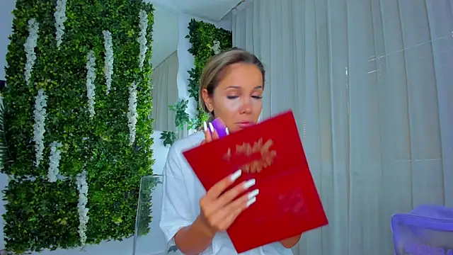 Snapshot of VivienCarter chatting on October 2025 02:14:01 PM VivienCarter online show from October 2025 02:14:01 PM