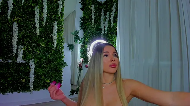 Snapshot of VivienCarter chatting on February 2026 04:22:01 AM VivienCarter online show from February 2026 04:22:01 AM