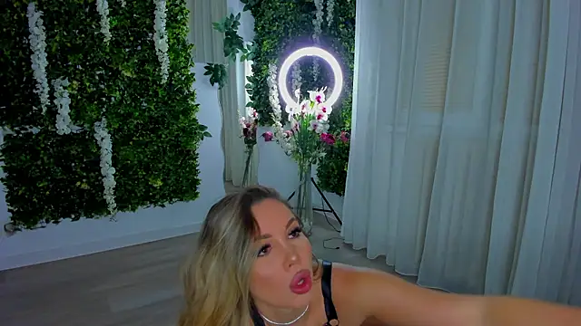 Snapshot of VivienCarter chatting on March 2026 03:45:02 AM VivienCarter online show from March 2026 03:45:02 AM