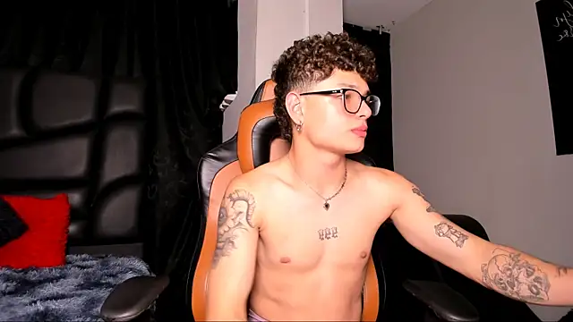 Snapshot of LexieandNate chatting on January 2025 06:22:02 AM LexieandNate online show from January 2025 06:22:02 AM