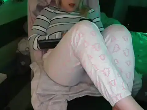 Snapshot of LaRa_forU chatting on December 2024 07:16:02 PM LaRa forU online show from December 2024 07:16:02 PM