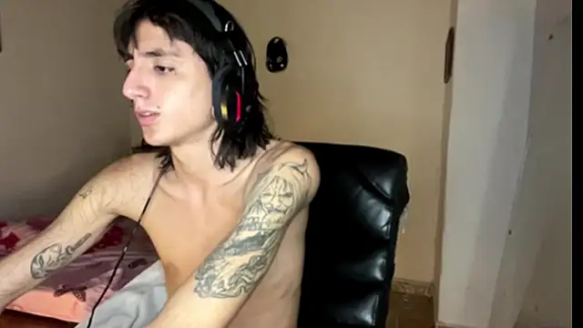 Snapshot of Matthew_Dixonn chatting on February 2025 01:05:02 AM Matthew Dixonn online show from February 2025 01:05:02 AM