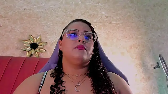 Snapshot of juli_2tyes chatting on October 2025 04:02:01 AM juli 2tyes online show from October 2025 04:02:01 AM