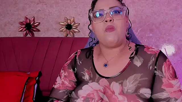 Snapshot of juli_2tyes chatting on October 2025 04:20:01 AM juli 2tyes online show from October 2025 04:20:01 AM