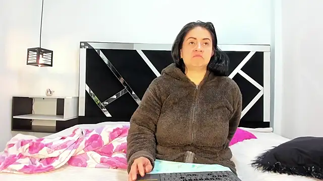 Ambber moon online show from February 2025 10:49:01 AM