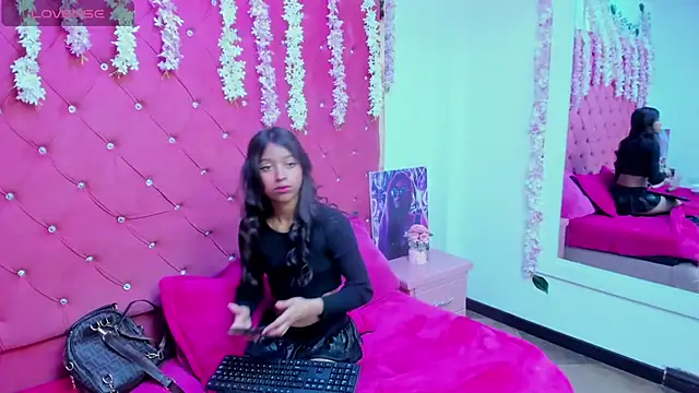 Snapshot of SamaraPrice69 chatting on January 2025 06:35:01 PM SamaraPrice69 online show from January 2025 06:35:01 PM