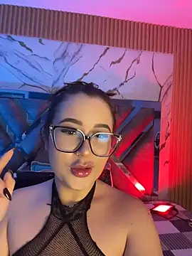 LylaLee111 online show from May 2026 01:40:01 PM