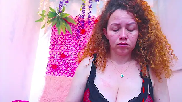 Snapshot of BLONDE_SEXYHOT chatting on November 2025 01:49:01 AM BLONDE SEXYHOT online show from November 2025 01:49:01 AM