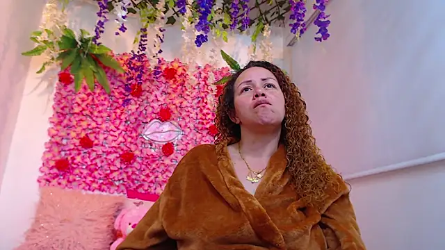 Snapshot of BLONDE_SEXYHOT chatting on December 2025 09:11:01 PM BLONDE SEXYHOT online show from December 2025 09:11:01 PM