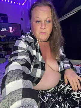 Snapshot of HeatherLynn chatting on June 2026 04:24:02 AM HeatherLynn online show from June 2026 04:24:02 AM