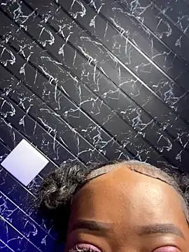 Thyana LS online show from November 2025 01:24:03 PM