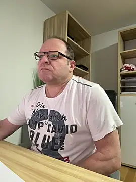 Snapshot of coupleLatinaLovers chatting on January 2025 05:30:01 AM coupleLatinaLovers online show from January 2025 05:30:01 AM