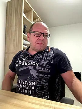 Snapshot of coupleLatinaLovers chatting on October 2025 05:30:02 AM coupleLatinaLovers online show from October 2025 05:30:02 AM