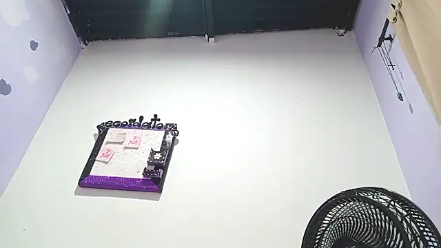 Snapshot of PetiteIvoryQueen19 chatting on December 2024 01:18:02 AM PetiteIvoryQueen19 online show from December 2024 01:18:02 AM