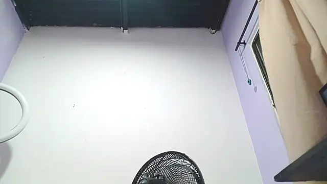 Snapshot of PetiteIvoryQueen19 chatting on January 2025 06:27:02 AM PetiteIvoryQueen19 online show from January 2025 06:27:02 AM