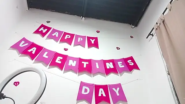 Snapshot of PetiteIvoryQueen19 chatting on February 2025 07:56:02 AM PetiteIvoryQueen19 online show from February 2025 07:56:02 AM