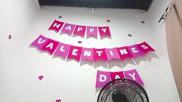 Snapshot of PetiteIvoryQueen19 chatting on February 2025 07:31:01 AM PetiteIvoryQueen19 online show from February 2025 07:31:01 AM