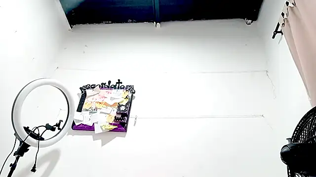 Snapshot of PetiteIvoryQueen19 chatting on September 2025 11:32:01 AM PetiteIvoryQueen19 online show from September 2025 11:32:01 AM