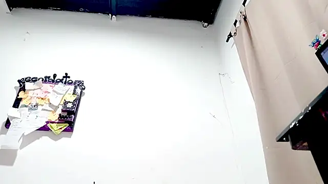 Snapshot of PetiteIvoryQueen19 chatting on October 2025 03:28:02 AM PetiteIvoryQueen19 online show from October 2025 03:28:02 AM