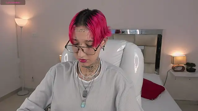 Snapshot of ravengreen_ chatting on February 2025 09:46:02 PM ravengreen online show from February 2025 09:46:02 PM