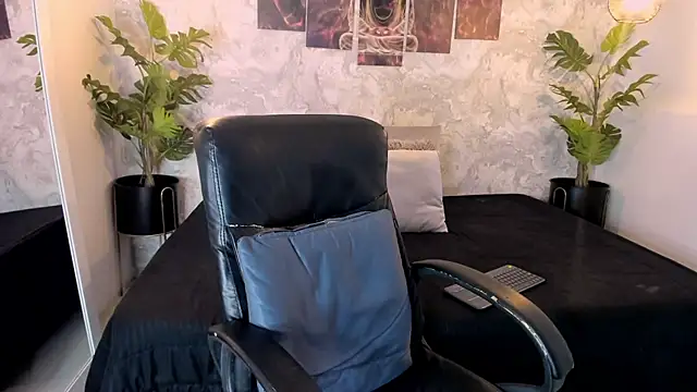 Snapshot of Regan__ chatting on October 2025 07:37:02 AM Regan online show from October 2025 07:37:02 AM