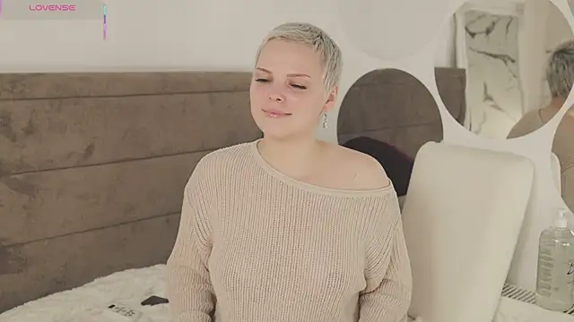 Snapshot of LikaBerry1 chatting on September 2025 12:43:02 PM LikaBerry1 online show from September 2025 12:43:02 PM