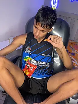 Snapshot of loistwink_ chatting on September 2025 03:50:02 AM loistwink online show from September 2025 03:50:02 AM