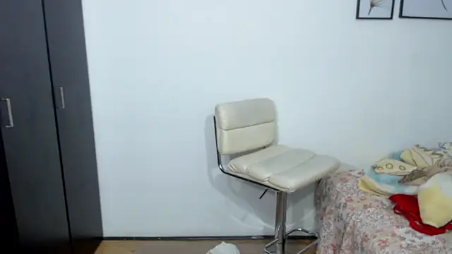 Snapshot of viki_mom chatting on December 2024 04:28:02 AM viki mom online show from December 2024 04:28:02 AM